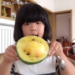 哈密瓜孩子吃瓜视频,萌态十足引网友热议