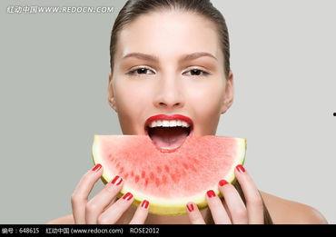 美女娇喘吃瓜图片,美女瞬间成为焦点！