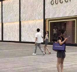 女子逛街吃瓜,女子逛街吃瓜的悠闲时光